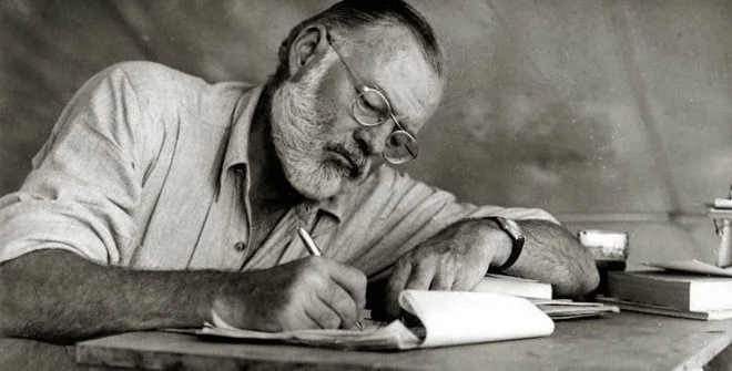 Ernest Hemingway en train d'écrire sur une page blanche
