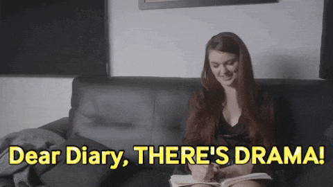 Une fille écrivant dans un journal et disant "Dear Diary, there is drama"